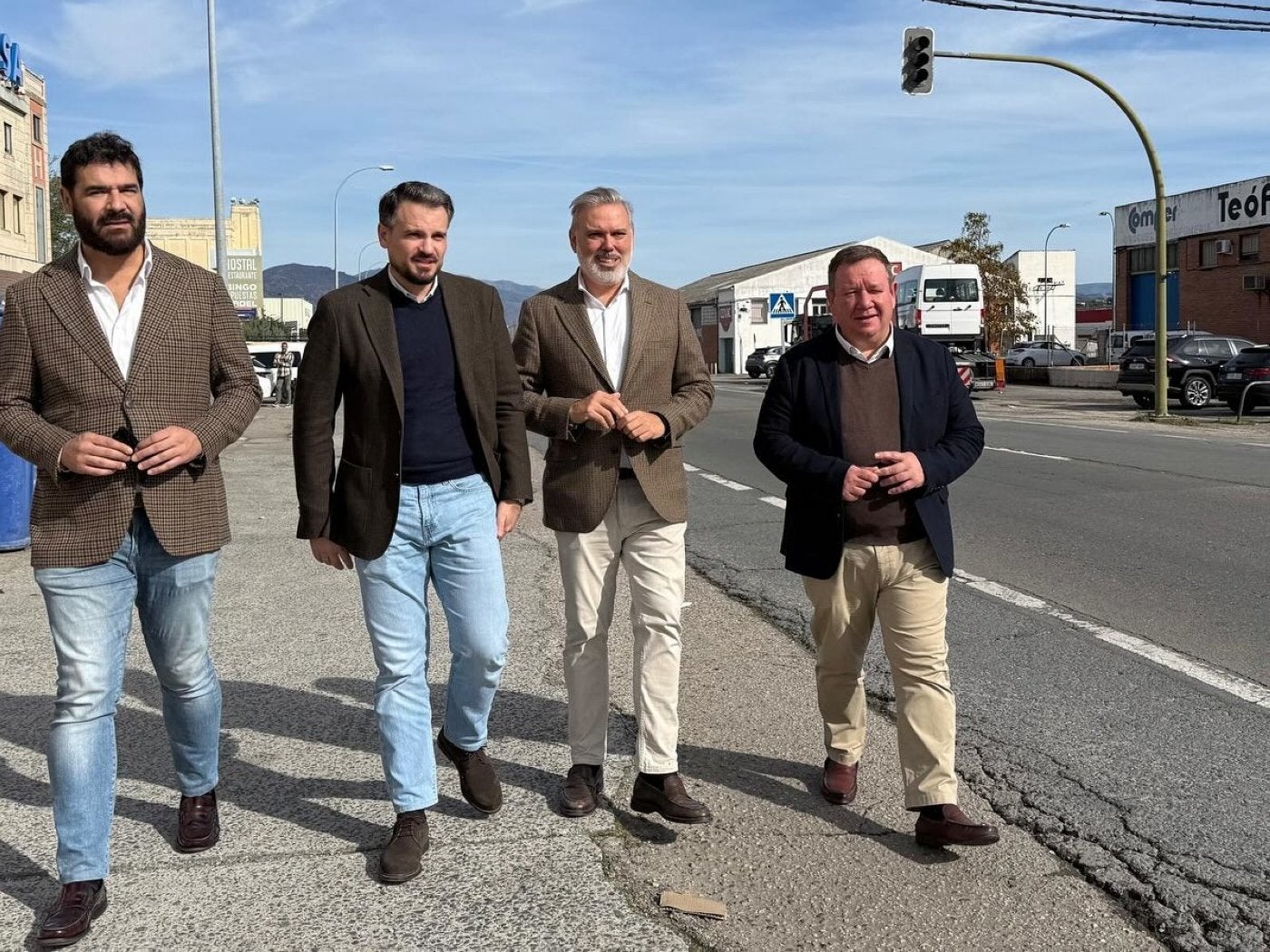 Abel Bautista, con el equipo de gobierno, en su vista al polígono de Martín Palomino.