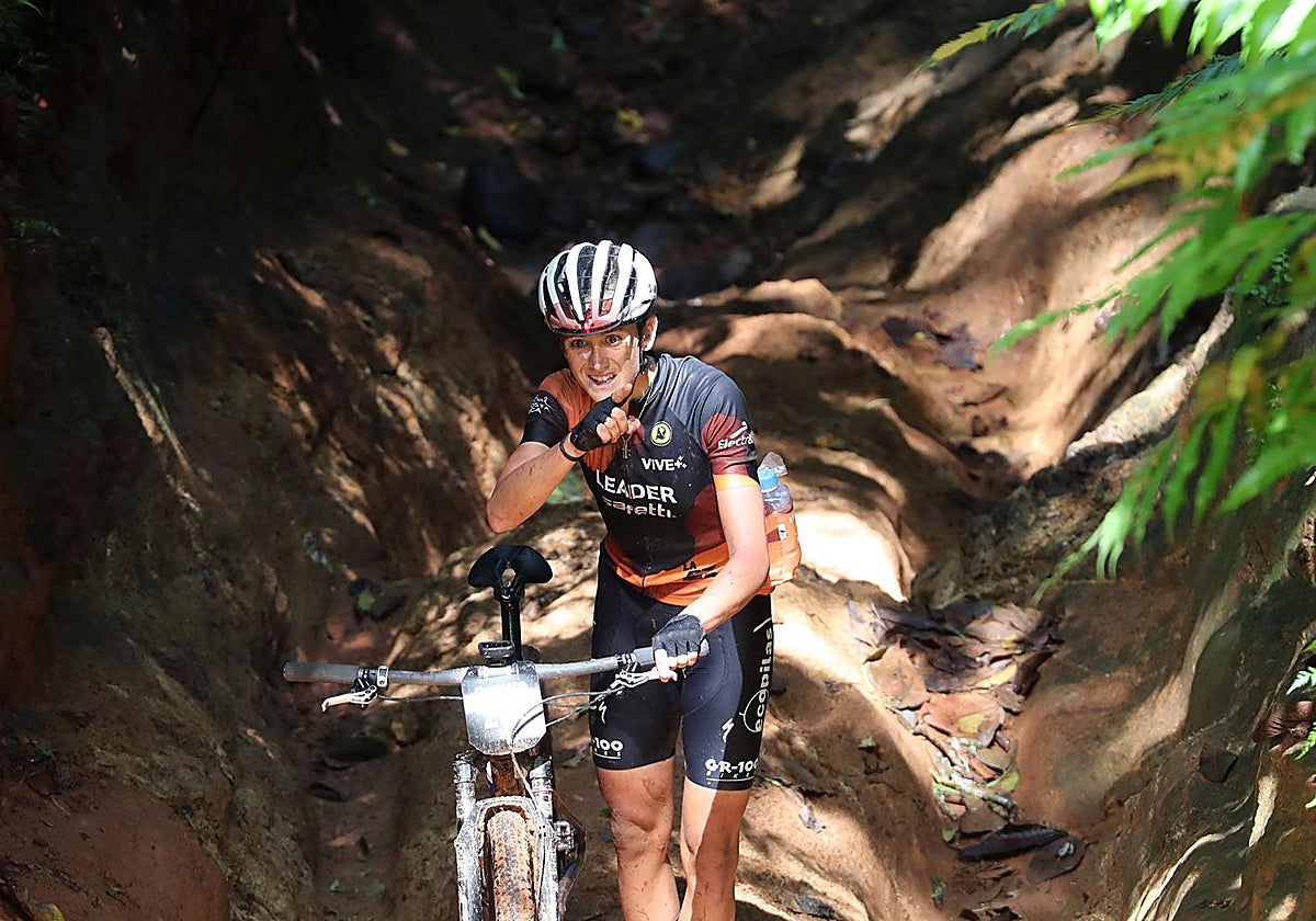 Natalia Fischer a supaso por la selva Carrara durante la prueba de la Ruta de los Conquistadores de Costa Rica.