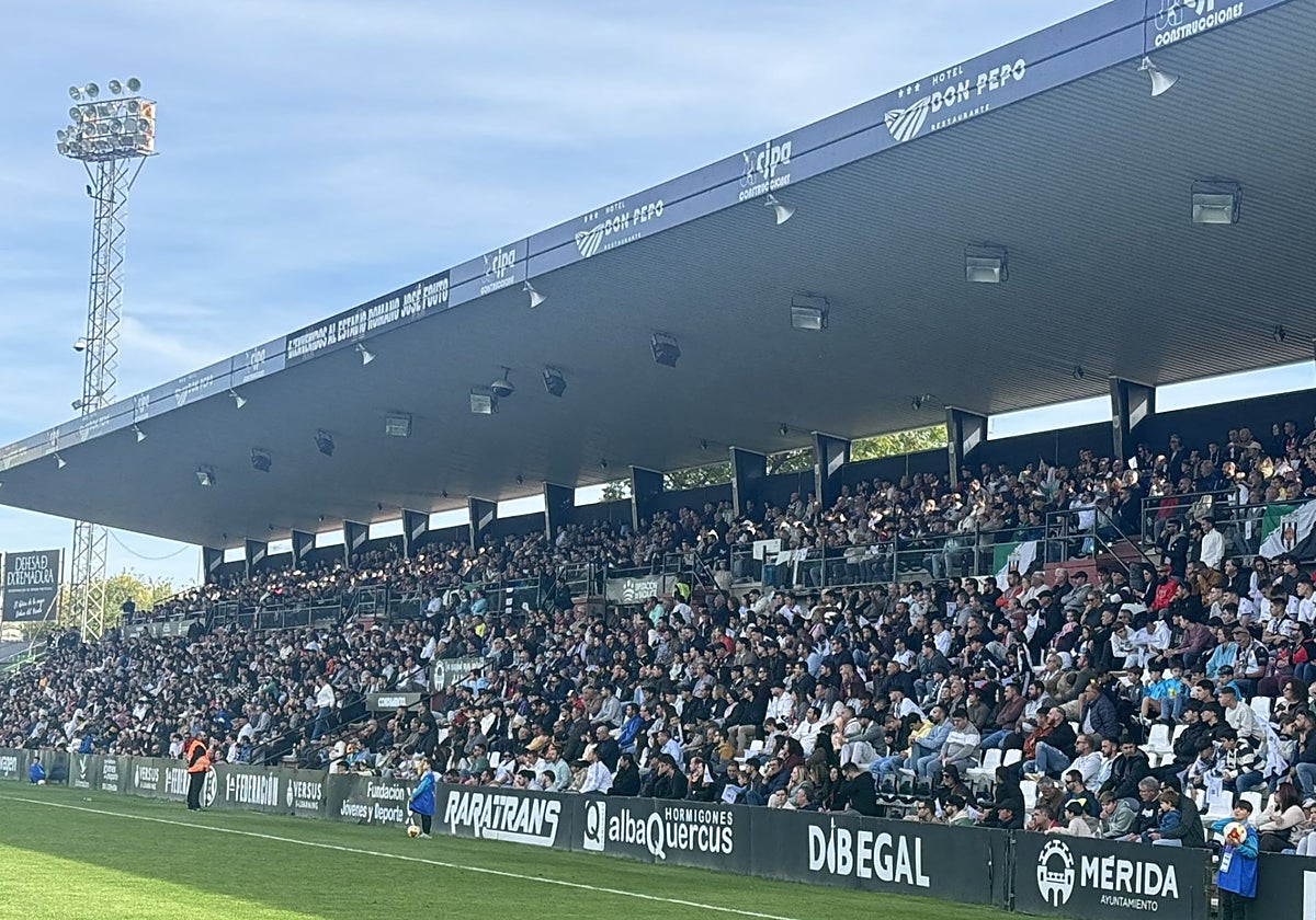 El estadio Romano acoge este martes un amistoso entre el Mérida y su 'hermano' inglés del Brentford.