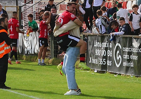 Doncel se abraza con Palomares en el Romano.