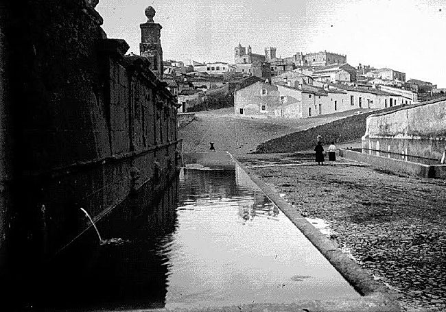 Imagen de la zona en el pasado, cuando había pilones junto al puente.