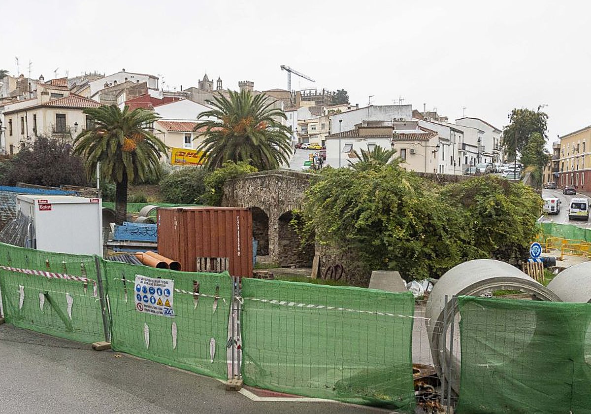 Vista actual de la glorieta del puente de San Francisco, en obras desde la pasada primavera.