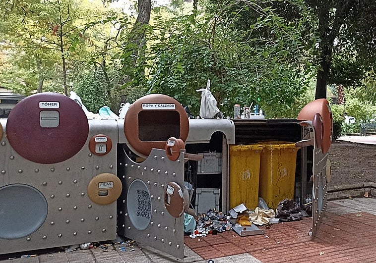 El punto limpio del paseo de Cánovas, en Cáceres, destrozado