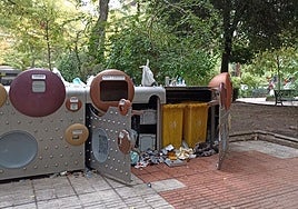 Imagen de deterioro y suciedad del punto limpio de proximidad de la parte superior del Paseo de Cánovas.