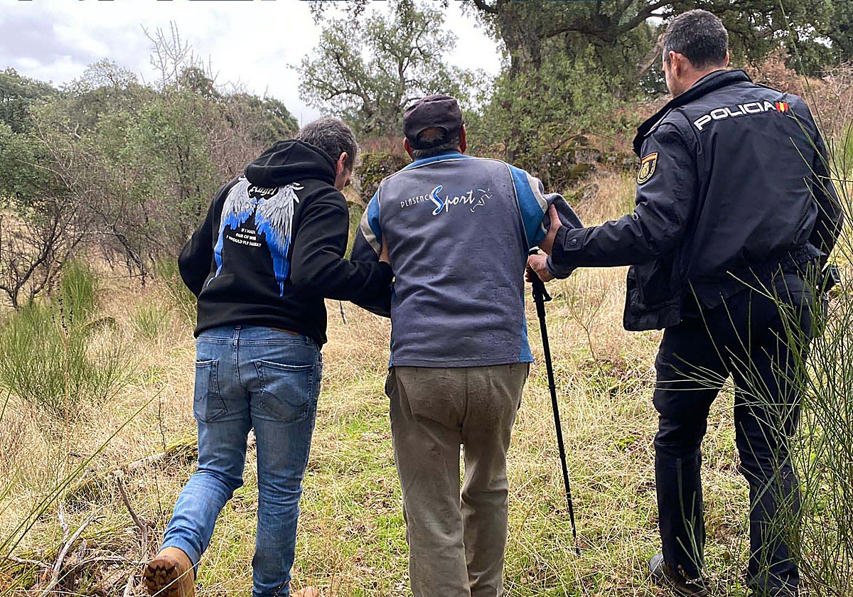 Agentes de la Policía Nacional acompañan al hombre al hospital tras ser rescatado.