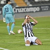 Borja Domingo se lamenta por una ocasión perdida en el Badajoz-Llerenense.