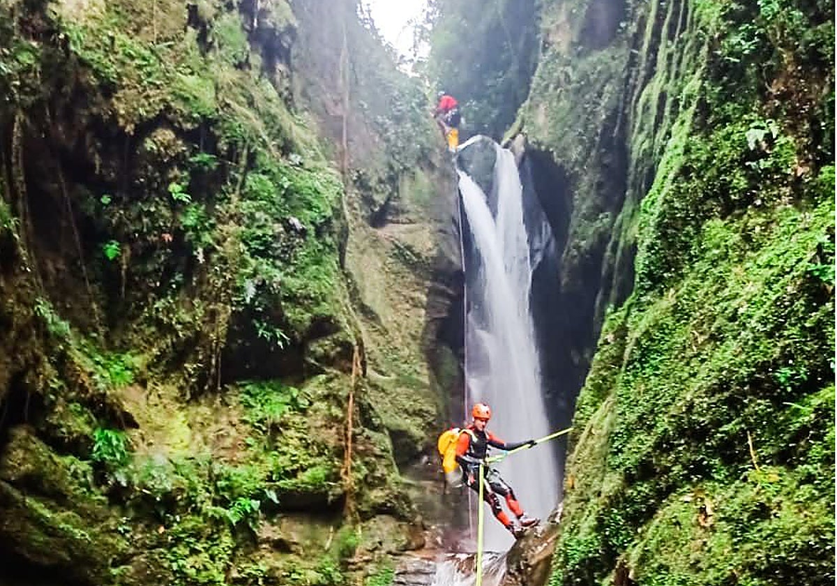 Descenso por uno de los barrancos explorados por el placentino Javier Gil y su grupo en la selva ecuatoriana.