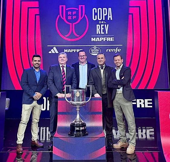 Una representación del Extremadura acudió ayer al sorteo de la Copa del Rey.