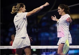 Ariana Sánchez y Paula Josemaría, tras pasar a la final en Kuwait.