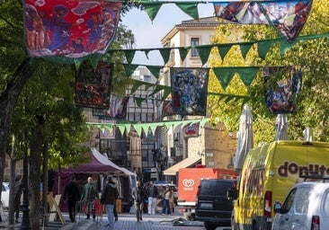 La Plaza de San Juan de Cáceres ya estaba decorada para acoger el Mercado Medieval.