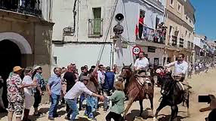 Momento en el que la mujer y su nieta cruzaron la Corredera instantes antes de que les arrollaran los caballos.