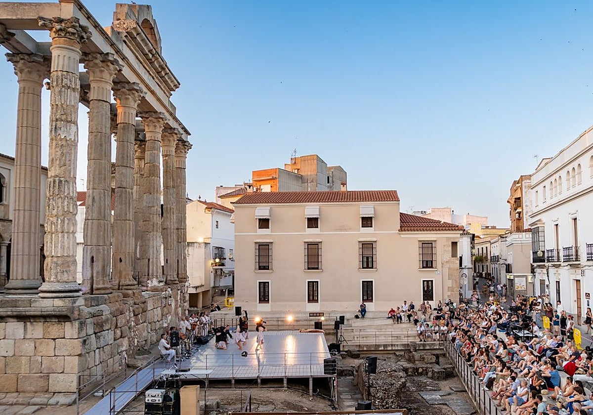 Espectáculo de danza en el Templo de Diana dentro de la programación del Festival de Mérida.