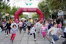 Salida de la carrera desde el parque de la Constitución.