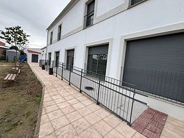 Una zona del edificio, junto a un patio exterior.