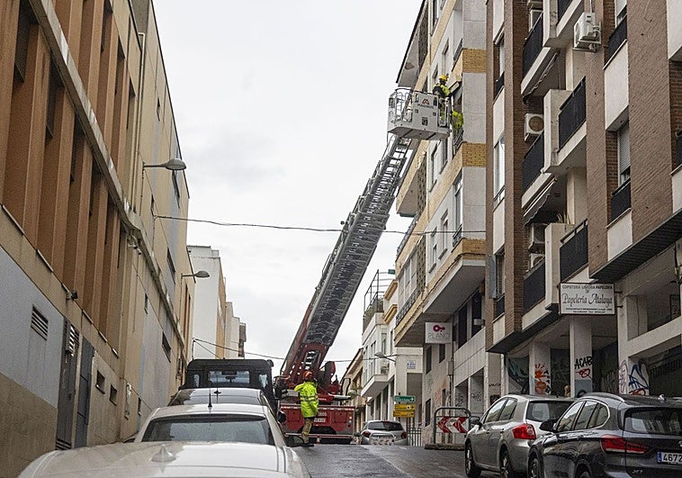 Cáceres cierra los parques y los bomberos reciben varios avisos por desprendimientos en edificios