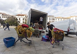 Empleados de Rivendel recogen este miércoles la decoración medieval que se había colocado tras el anuncio de la suspensión del mercado.