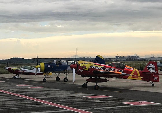 Aviones acrobáticos que paran a repostar en el Aeropuerto de Badajoz.
