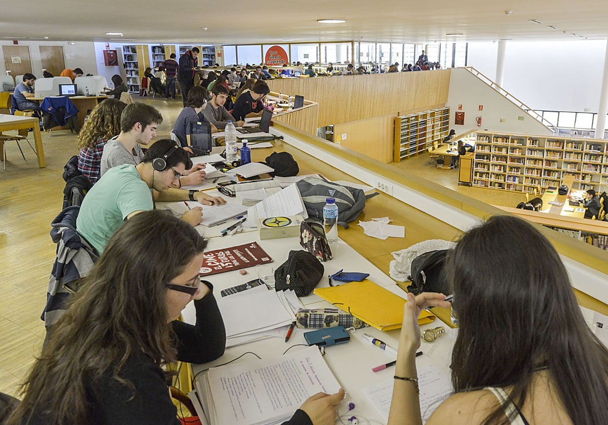 Estudiantes de la UEx en la biblioteca del campus de Badajoz.
