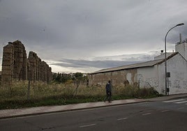 Edificación que será derribada y solar contiguo comprado el Ayuntamiento en la avenida de Los Milagros.