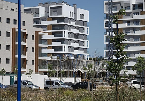 Construcción de pisos en la avenida de Elvas de Badajoz, donde también se levantarán bloques de viviendas protegidas.