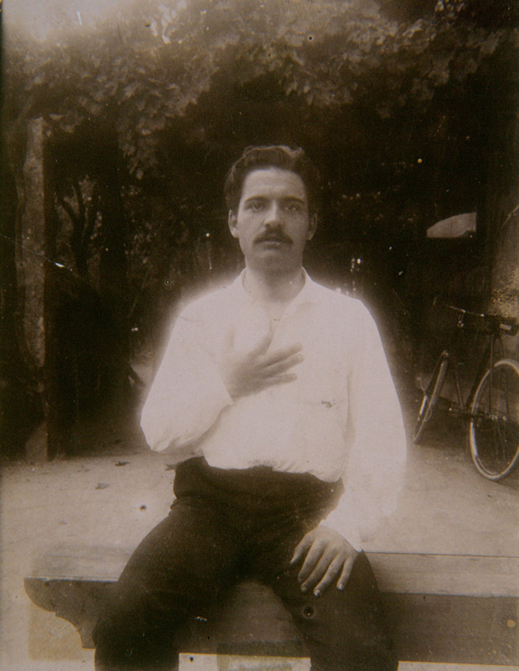 Ortega y Gasset, imitando la actitud de Balzac en 1900.