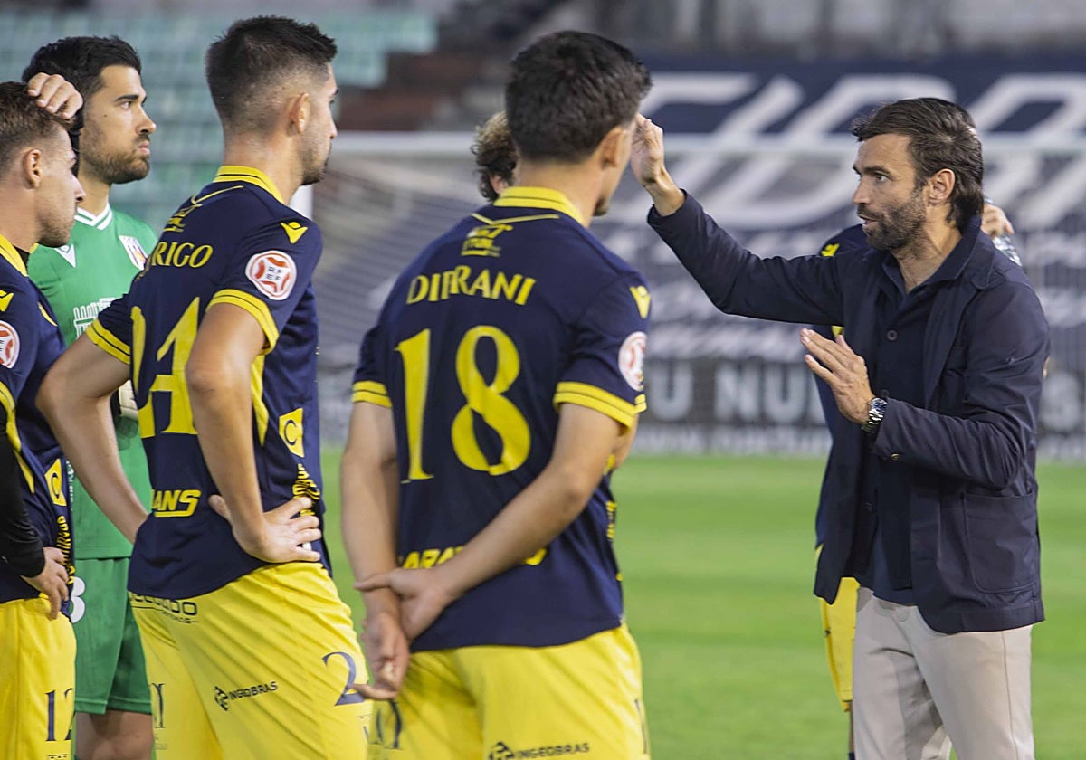 Beltrán dando indicaciones a sus jugadores en el amistoso ante el filial del Brentford.