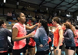 La plantilla del Arroyo recibe instrucciones durante un partido.