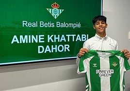 Amine Dahor, en la firma de su nuevo contrato con el Betis.