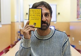 El poeta Julio César Galán presentó su obra 'Autorretratos sin cuerpo presente'.