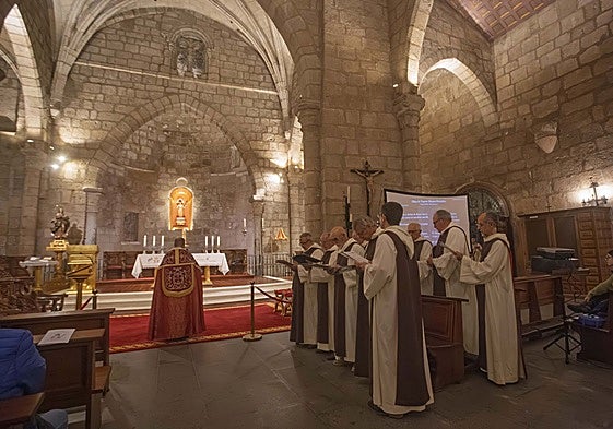 La basílica de Santa Eulalia durante el Oficio de Vísperas con el coro de la Capilla Gregoriana del Calvario. J. M. Romero