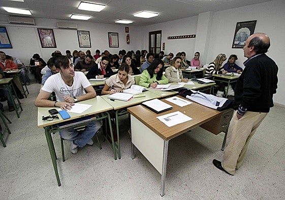 Un profesor da clase presencial en la UNED de Mérida en una imagen de archivo.