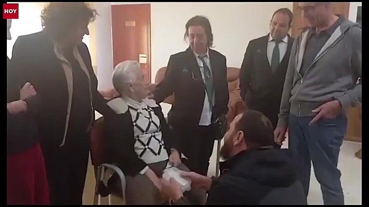 Una vecina de Zarza-Capilla recibe los restos de su padre, represaliado en el penal del Formentera