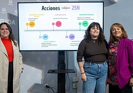 Alicia Ledesma y Alba Redondo, técnicas de Malvaluna, junto a Ana Aragoneses, delegada de Igualmente, en la presentación de las actividades del 25N.