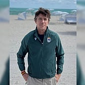 Colate posa con la sudadera del CD Badajoz.