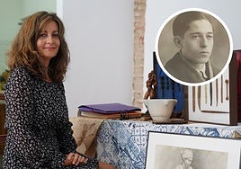 Mari Luz Seco, junto a los efectos de su abuelo Vicente Muñoz Millán, un escultor que combatió en La Serena con el Ejército Republicano.