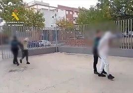 Los dos detenidos son custodiados por agentes de la Guardia Civil.