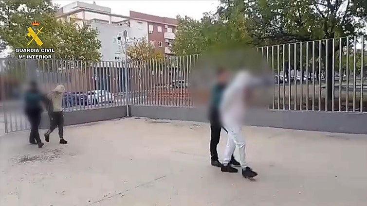 Los dos detenidos son custodiados por agentes de la Guardia Civil.
