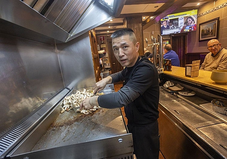 Los inmigrantes toman el relevo y montan negocios castizos en Extremadura