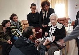 Antonia Sánchez recibe una pequeña caja con restos de su padre, que murió en el penal de Formentera.