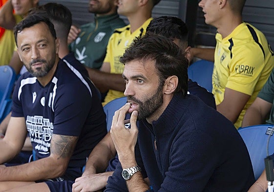 Fran Beltrán, en el banquillo durante un partido del Mérida.