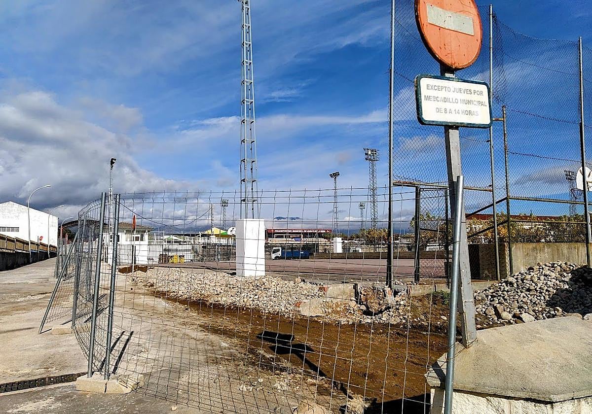 Excavaciones y retirada de la pared sur del polideportivo.