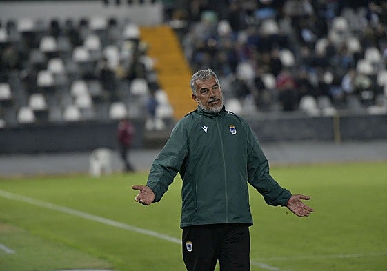 Juan Marrero se muestra contrariado durante el último partido del Badajoz en casa.