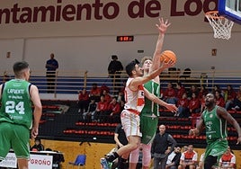 Luis García intenta taponar una entrada a canasta de Ángel Infante.