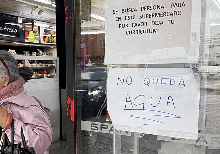 Plasencia busca agua embotellada: «He visto a familias llevándose doce garrafas»
