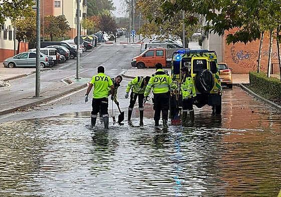 Personal de DYA Extremadura achicando agua en Cáceres.