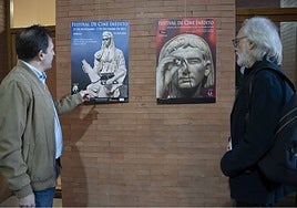 Antonio Vélez Saavedra, junto a Ángel Briz, y algunos carteles en la exposición del centro Alcazaba.