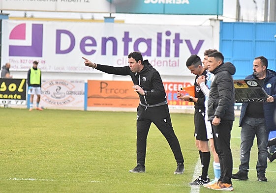 Miguel Ángel Ávila durante su última etapa como entrenador en el Coria.