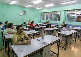 Aspirantes a una plaza docente en un examen de oposición.
