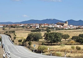 Carretera Nacional 521 entre Cáceres y Valencia de Alcántara, al fondo, Salorino.
