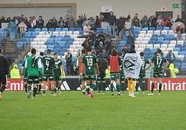 Los jugadores del Cacereño se dirigen a la afición desplazada a Valdebebas el pasado sábado.